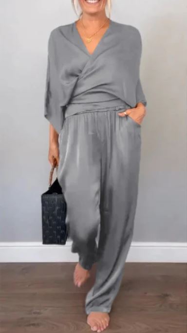Chic Women's 2-Piece Ensemble: V-Neck Top with Mercerised Cotton Trousers