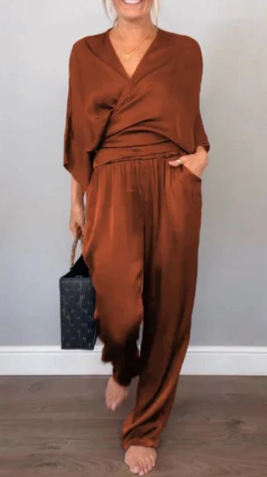 Chic Women's 2-Piece Ensemble: V-Neck Top with Mercerised Cotton Trousers