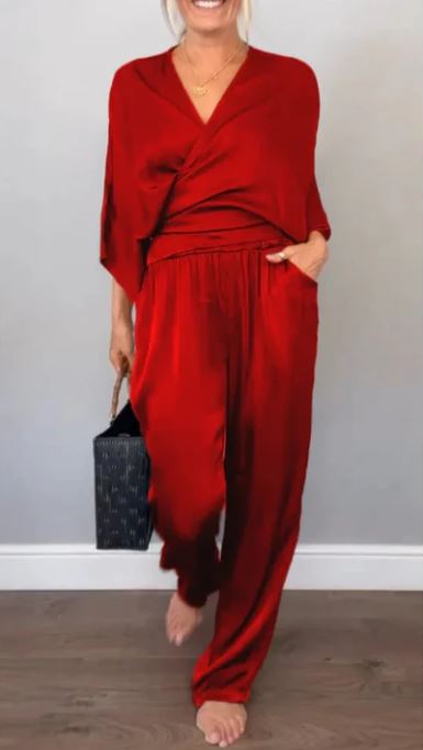 Chic Women's 2-Piece Ensemble: V-Neck Top with Mercerised Cotton Trousers