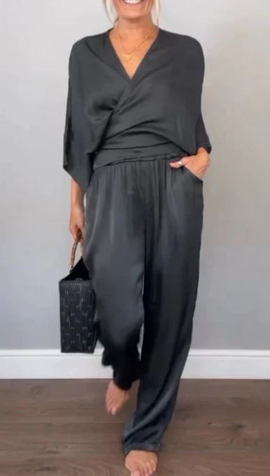 Chic Women's 2-Piece Ensemble: V-Neck Top with Mercerised Cotton Trousers