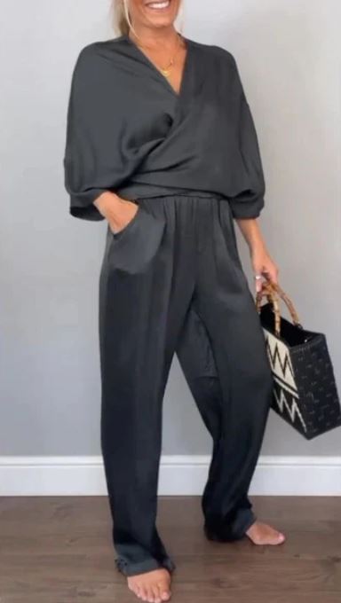 Chic Women's 2-Piece Ensemble: V-Neck Top with Mercerised Cotton Trousers