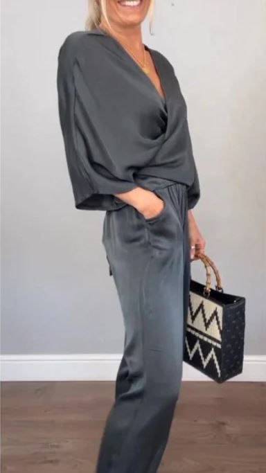 Chic Women's 2-Piece Ensemble: V-Neck Top with Mercerised Cotton Trousers