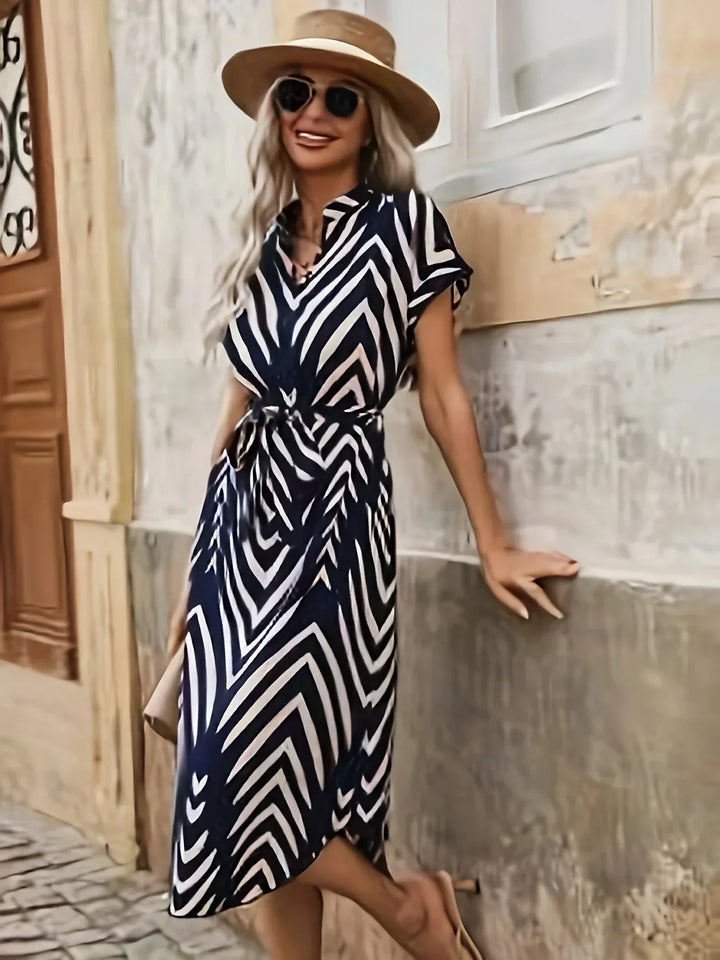 Elly | Robe Géométrique avec Ceinture à Nouer
