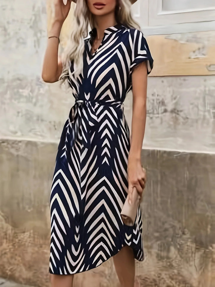 Elly | Robe Géométrique avec Ceinture à Nouer